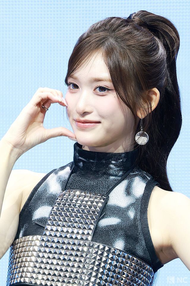 그룹 아이브(IVE) 이서가 23일 오후 서울 광진구 예스24 라이브홀에서 진행된 정규 2집 ‘리바이브 플러스(REVIVE +)’ 발매 기념 미디어 쇼케이스에서 포즈를 취하고 있다. 사진=김규빈 기자