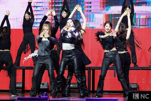 IVE poses at the media showcase commemorating the release of its second full-length album “REVIVE+” held on the afternoon of Feb. 23 at Yes24 Live Hall in Gwangjin-gu, Seoul. Photo by Kim Gyubin.