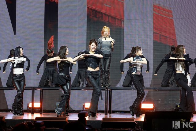 그룹 아이브(IVE)가 23일 오후 서울 광진구 예스24 라이브홀에서 진행된 정규 2집 ‘리바이브 플러스(REVIVE +)’ 발매 기념 미디어 쇼케이스에서 타이틀곡 무대를 선보이고 있다. 사진=김규빈 기자