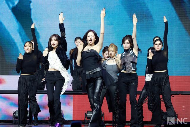 그룹 아이브(IVE)가 23일 오후 서울 광진구 예스24 라이브홀에서 진행된 정규 2집 ‘리바이브 플러스(REVIVE +)’ 발매 기념 미디어 쇼케이스에서 타이틀곡 무대를 선보이고 있다. 사진=김규빈 기자