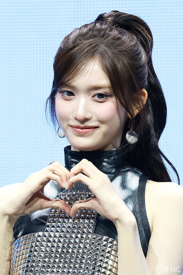 그룹 아이브(IVE) 이서가 23일 오후 서울 광진구 예스24 라이브홀에서 진행된 정규 2집 ‘리바이브 플러스(REVIVE +)’ 발매 기념 미디어 쇼케이스에서 포즈를 취하고 있다. 사진=김규빈 기자