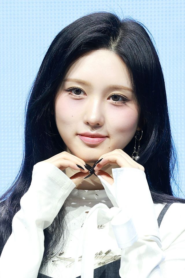 그룹 아이브(IVE) 가을이 23일 오후 서울 광진구 예스24 라이브홀에서 진행된 정규 2집 ‘리바이브 플러스(REVIVE +)’ 발매 기념 미디어 쇼케이스에서 포즈를 취하고 있다. 사진=김규빈 기자