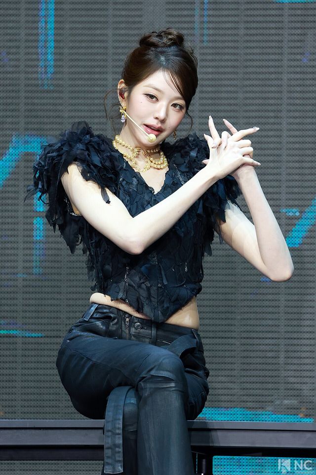 그룹 아이브(IVE) 장원영이 23일 오후 서울 광진구 예스24 라이브홀에서 진행된 정규 2집 ‘리바이브 플러스(REVIVE +)’ 발매 기념 미디어 쇼케이스에 참석했다. 사진=김규빈 기자