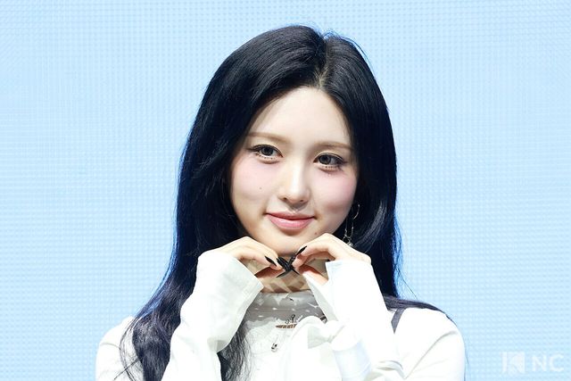 그룹 아이브(IVE) 가을이 23일 오후 서울 광진구 예스24 라이브홀에서 진행된 정규 2집 ‘리바이브 플러스(REVIVE +)’ 발매 기념 미디어 쇼케이스에서 포즈를 취하고 있다. 사진=김규빈 기자