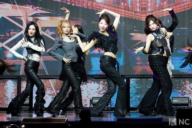 그룹 아이브(IVE)가 23일 오후 서울 광진구 예스24 라이브홀에서 진행된 정규 2집 ‘리바이브 플러스(REVIVE +)’ 발매 기념 미디어 쇼케이스에서 타이틀곡 무대를 선보이고 있다. 사진=김규빈 기자