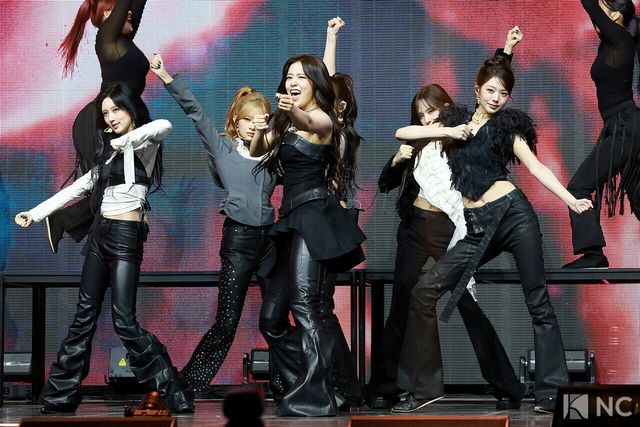 그룹 아이브(IVE)가 23일 오후 서울 광진구 예스24 라이브홀에서 진행된 정규 2집 ‘리바이브 플러스(REVIVE +)’ 발매 기념 미디어 쇼케이스에서 타이틀곡 무대를 선보이고 있다. 사진=김규빈 기자