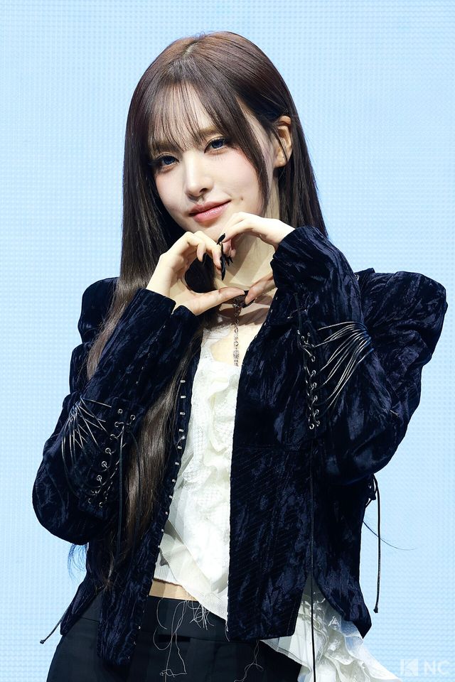 그룹 아이브(IVE) 리즈가 23일 오후 서울 광진구 예스24 라이브홀에서 진행된 정규 2집 ‘리바이브 플러스(REVIVE +)’ 발매 기념 미디어 쇼케이스에서 포즈를 취하고 있다. 사진=김규빈 기자