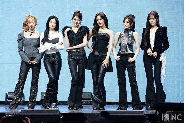 IVE poses at the media showcase commemorating the release of its second full-length album “REVIVE+” held on the afternoon of Feb. 23 at Yes24 Live Hall in Gwangjin-gu, Seoul. Photo by Kim Gyubin.