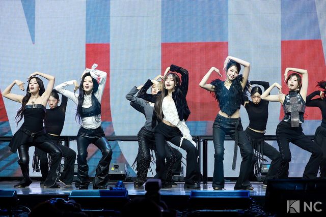 그룹 아이브(IVE)가 23일 오후 서울 광진구 예스24 라이브홀에서 진행된 정규 2집 ‘리바이브 플러스(REVIVE +)’ 발매 기념 미디어 쇼케이스에서 타이틀곡 무대를 선보이고 있다. 사진=김규빈 기자