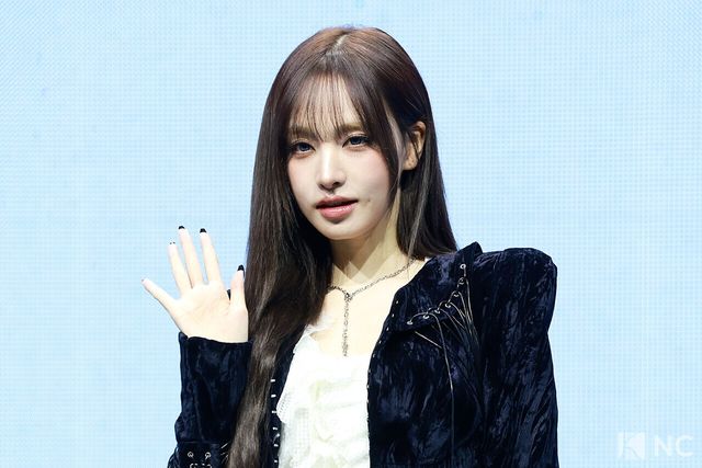 그룹 아이브(IVE) 리즈가 23일 오후 서울 광진구 예스24 라이브홀에서 진행된 정규 2집 ‘리바이브 플러스(REVIVE +)’ 발매 기념 미디어 쇼케이스에서 포즈를 취하고 있다. 사진=김규빈 기자