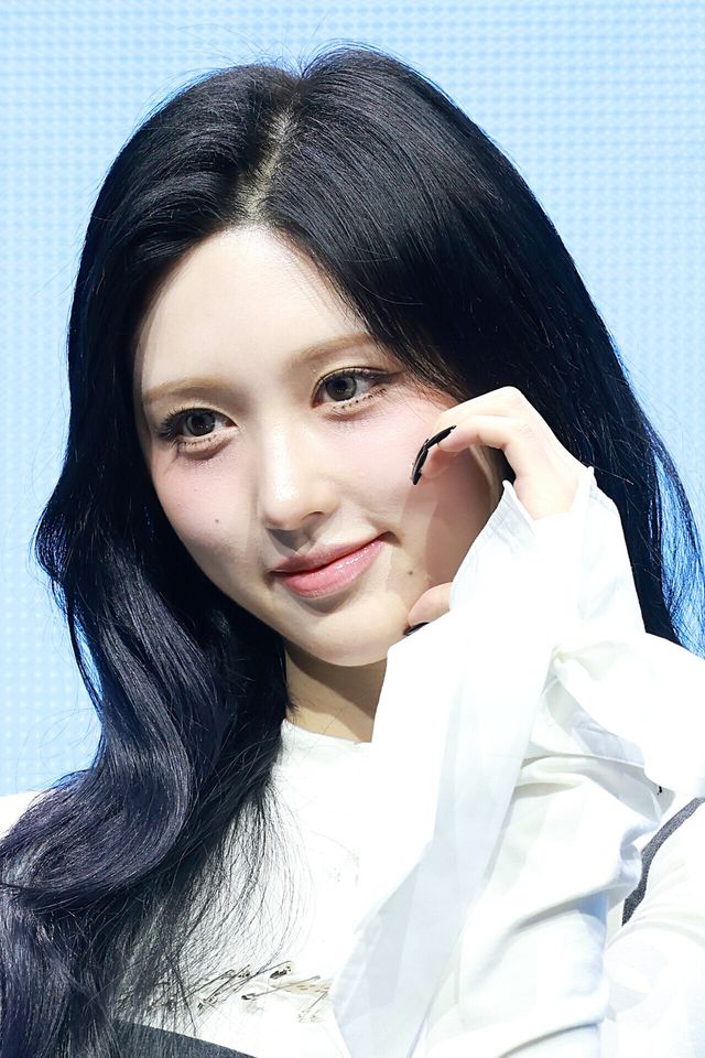 그룹 아이브(IVE) 가을이 23일 오후 서울 광진구 예스24 라이브홀에서 진행된 정규 2집 ‘리바이브 플러스(REVIVE +)’ 발매 기념 미디어 쇼케이스에서 포즈를 취하고 있다. 사진=김규빈 기자