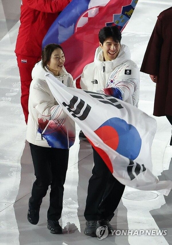 22일(현지시간) 이탈리아 베로나 아레나에서 열린 2026 밀라노-코르티나담페초 동계올림픽 폐회식에서 기수를 맡은 최민정과 황대헌이 태극기를 들고 입장하고 있다. 2026.2.23. 사진=연합뉴스/공동취재