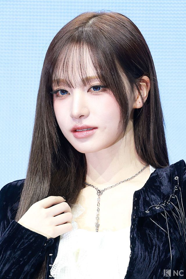 그룹 아이브(IVE) 리즈가 23일 오후 서울 광진구 예스24 라이브홀에서 진행된 정규 2집 ‘리바이브 플러스(REVIVE +)’ 발매 기념 미디어 쇼케이스에서 포즈를 취하고 있다. 사진=김규빈 기자