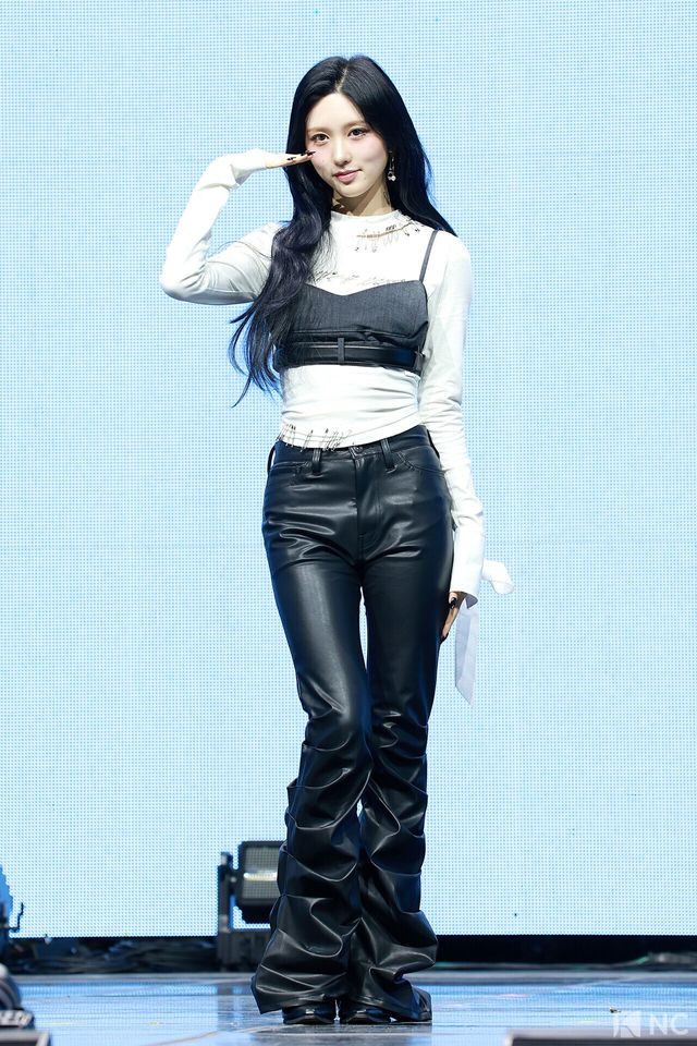 그룹 아이브(IVE) 가을이 23일 오후 서울 광진구 예스24 라이브홀에서 진행된 정규 2집 ‘리바이브 플러스(REVIVE +)’ 발매 기념 미디어 쇼케이스에서 포즈를 취하고 있다. 사진=김규빈 기자