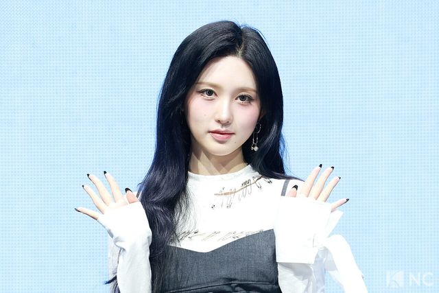 그룹 아이브(IVE) 가을이 23일 오후 서울 광진구 예스24 라이브홀에서 진행된 정규 2집 ‘리바이브 플러스(REVIVE +)’ 발매 기념 미디어 쇼케이스에서 포즈를 취하고 있다. 사진=김규빈 기자