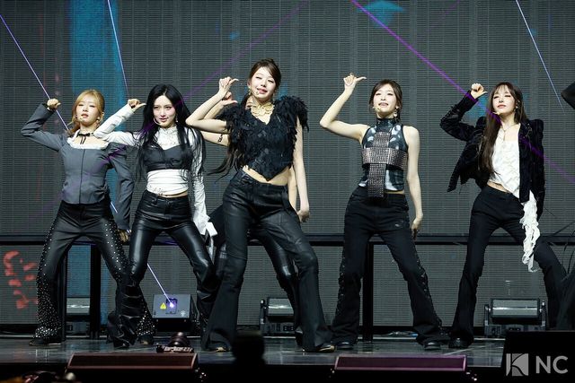 그룹 아이브(IVE)가 23일 오후 서울 광진구 예스24 라이브홀에서 진행된 정규 2집 ‘리바이브 플러스(REVIVE +)’ 발매 기념 미디어 쇼케이스에서 타이틀곡 무대를 선보이고 있다. 사진=김규빈 기자