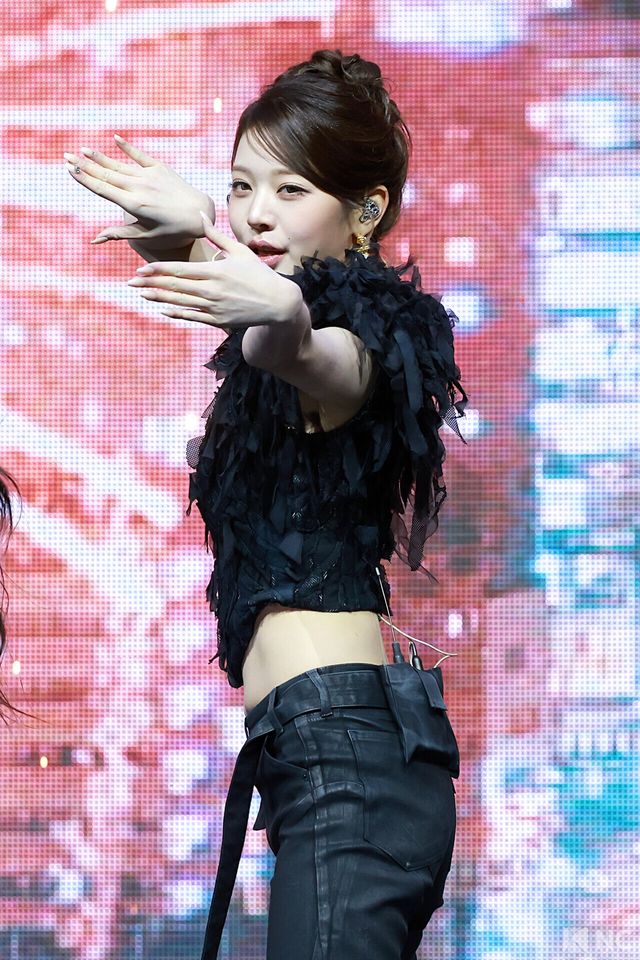 그룹 아이브(IVE) 장원영이 23일 오후 서울 광진구 예스24 라이브홀에서 진행된 정규 2집 ‘리바이브 플러스(REVIVE +)’ 발매 기념 미디어 쇼케이스에 참석했다. 사진=김규빈 기자