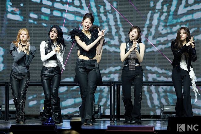 그룹 아이브(IVE)가 23일 오후 서울 광진구 예스24 라이브홀에서 진행된 정규 2집 ‘리바이브 플러스(REVIVE +)’ 발매 기념 미디어 쇼케이스에서 타이틀곡 무대를 선보이고 있다. 사진=김규빈 기자