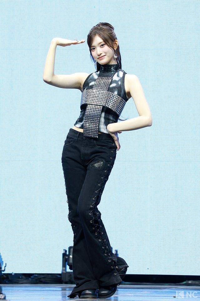 그룹 아이브(IVE) 이서가 23일 오후 서울 광진구 예스24 라이브홀에서 진행된 정규 2집 ‘리바이브 플러스(REVIVE +)’ 발매 기념 미디어 쇼케이스에서 포즈를 취하고 있다. 사진=김규빈 기자