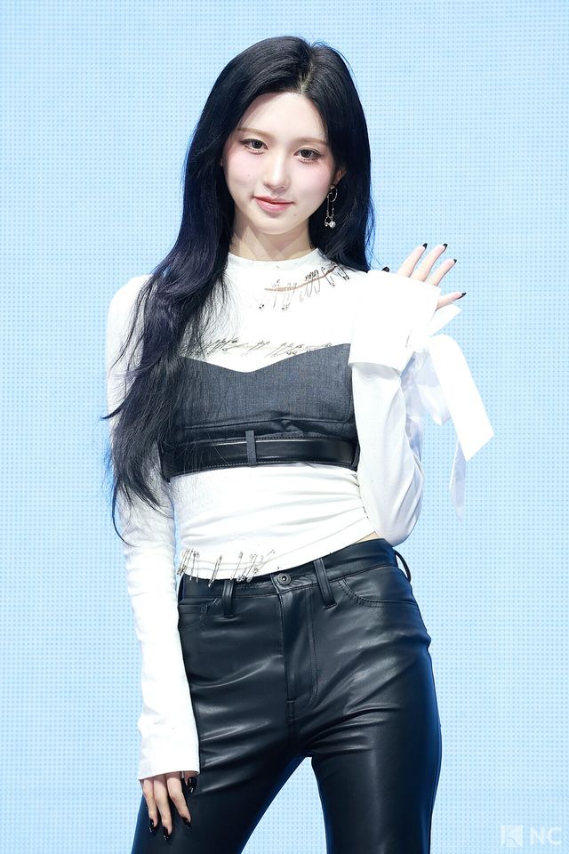 그룹 아이브(IVE) 가을이 23일 오후 서울 광진구 예스24 라이브홀에서 진행된 정규 2집 ‘리바이브 플러스(REVIVE +)’ 발매 기념 미디어 쇼케이스에서 포즈를 취하고 있다. 사진=김규빈 기자