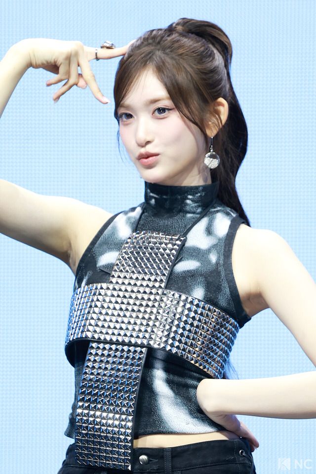 그룹 아이브(IVE) 이서가 23일 오후 서울 광진구 예스24 라이브홀에서 진행된 정규 2집 ‘리바이브 플러스(REVIVE +)’ 발매 기념 미디어 쇼케이스에서 포즈를 취하고 있다. 사진=김규빈 기자