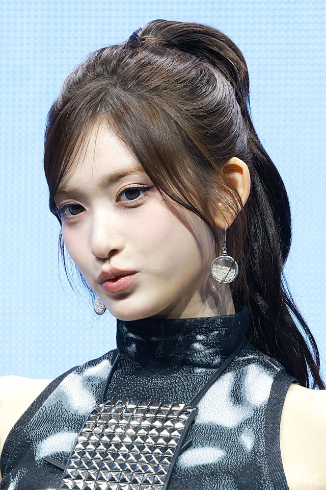 그룹 아이브(IVE) 이서가 23일 오후 서울 광진구 예스24 라이브홀에서 진행된 정규 2집 ‘리바이브 플러스(REVIVE +)’ 발매 기념 미디어 쇼케이스에서 포즈를 취하고 있다. 사진=김규빈 기자