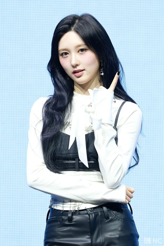 그룹 아이브(IVE) 가을이 23일 오후 서울 광진구 예스24 라이브홀에서 진행된 정규 2집 ‘리바이브 플러스(REVIVE +)’ 발매 기념 미디어 쇼케이스에서 포즈를 취하고 있다. 사진=김규빈 기자