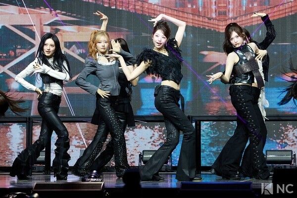 IVE poses at the media showcase commemorating the release of its second full-length album “REVIVE+” held on the afternoon of Feb. 23 at Yes24 Live Hall in Gwangjin-gu, Seoul. Photo by Kim Gyubin.