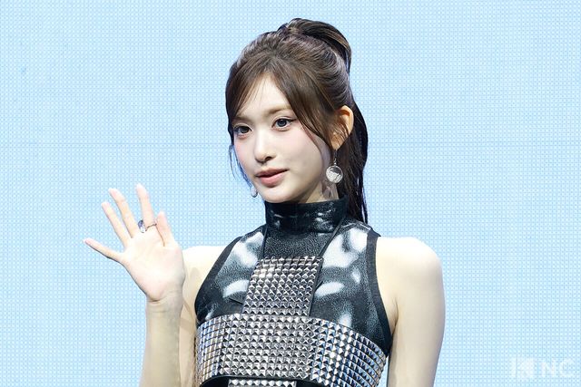 그룹 아이브(IVE) 이서가 23일 오후 서울 광진구 예스24 라이브홀에서 진행된 정규 2집 ‘리바이브 플러스(REVIVE +)’ 발매 기념 미디어 쇼케이스에서 포즈를 취하고 있다. 사진=김규빈 기자