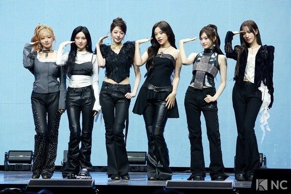 IVE poses at the media showcase commemorating the release of its second full-length album “REVIVE+” held on the afternoon of Feb. 23 at Yes24 Live Hall in Gwangjin-gu, Seoul. Photo by Kim Gyubin.