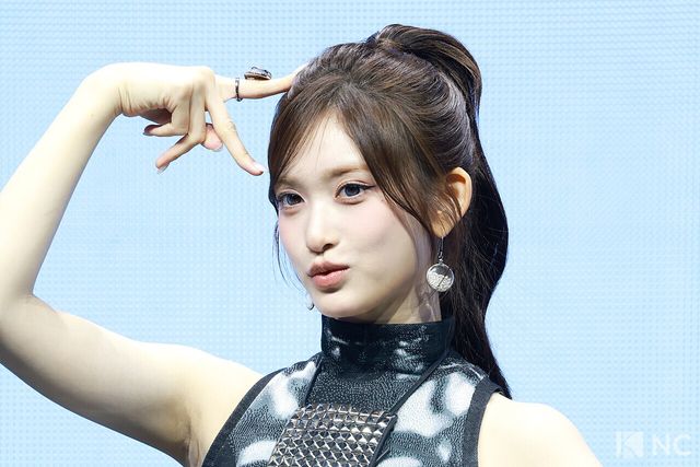 그룹 아이브(IVE) 이서가 23일 오후 서울 광진구 예스24 라이브홀에서 진행된 정규 2집 ‘리바이브 플러스(REVIVE +)’ 발매 기념 미디어 쇼케이스에서 포즈를 취하고 있다. 사진=김규빈 기자