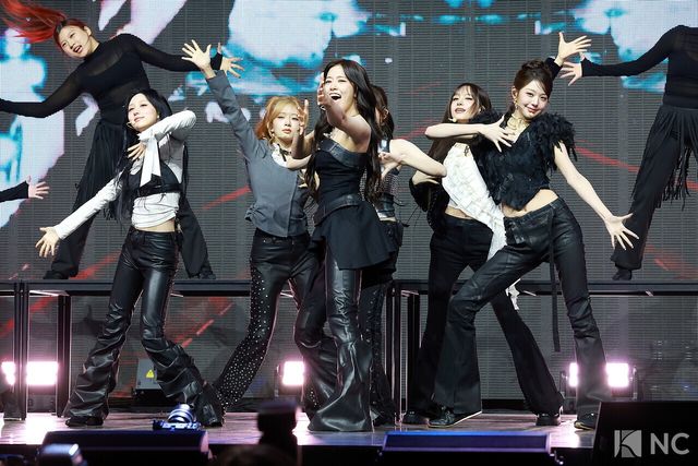 그룹 아이브(IVE)가 23일 오후 서울 광진구 예스24 라이브홀에서 진행된 정규 2집 ‘리바이브 플러스(REVIVE +)’ 발매 기념 미디어 쇼케이스에서 타이틀곡 무대를 선보이고 있다. 사진=김규빈 기자