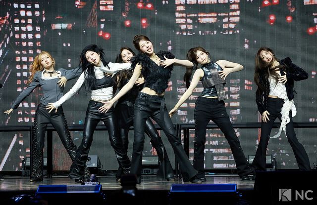 그룹 아이브(IVE)가 23일 오후 서울 광진구 예스24 라이브홀에서 진행된 정규 2집 ‘리바이브 플러스(REVIVE +)’ 발매 기념 미디어 쇼케이스에서 타이틀곡 무대를 선보이고 있다. 사진=김규빈 기자