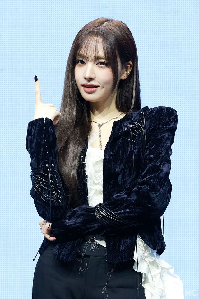 그룹 아이브(IVE) 리즈가 23일 오후 서울 광진구 예스24 라이브홀에서 진행된 정규 2집 ‘리바이브 플러스(REVIVE +)’ 발매 기념 미디어 쇼케이스에서 포즈를 취하고 있다. 사진=김규빈 기자