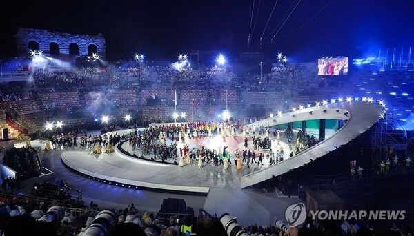 22일(현지시간) 이탈리아 베로나 아레나에서 열린 2026 밀라노-코르티나담페초 동계올림픽 폐회식에서 공연이 펼쳐지고 있다. 2026.2.23. 사진=연합뉴스/공동취재