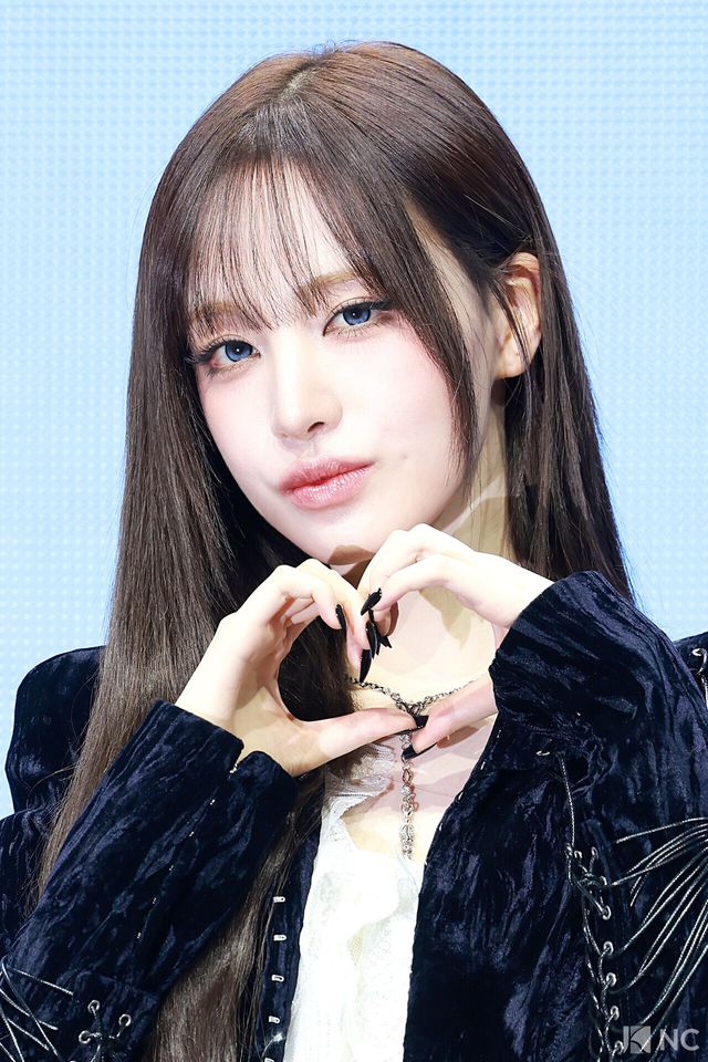 그룹 아이브(IVE) 리즈가 23일 오후 서울 광진구 예스24 라이브홀에서 진행된 정규 2집 ‘리바이브 플러스(REVIVE +)’ 발매 기념 미디어 쇼케이스에서 포즈를 취하고 있다. 사진=김규빈 기자