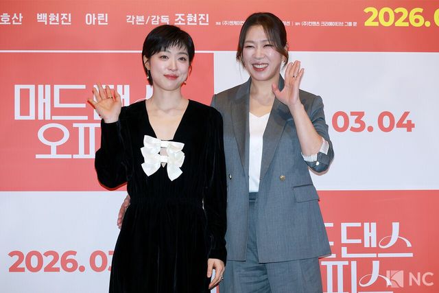 배우 최성은, 염혜란이 24일 오후 서울 용산구 CGV 용산아이파크몰에서 진행된 영화 ‘매드 댄스 오피스’(감독 조현진) 언론배급시사회 및 기자간담회에서 포즈를 취하고 있다. 사진=김규빈 기자