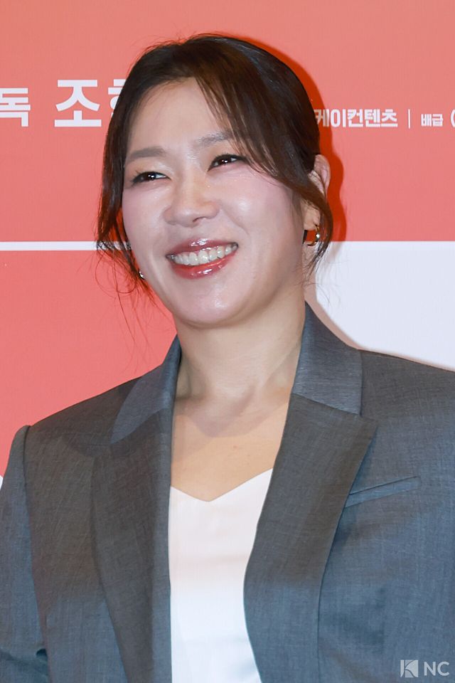 배우 염혜란이 24일 오후 서울 용산구 CGV 용산아이파크몰에서 진행된 영화 ‘매드 댄스 오피스’(감독 조현진) 언론배급시사회 및 기자간담회에서 포즈를 취하고 있다. 사진=김규빈 기자