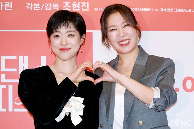 배우 최성은, 염혜란이 24일 오후 서울 용산구 CGV 용산아이파크몰에서 진행된 영화 ‘매드 댄스 오피스’(감독 조현진) 언론배급시사회 및 기자간담회에서 포즈를 취하고 있다. 사진=김규빈 기자