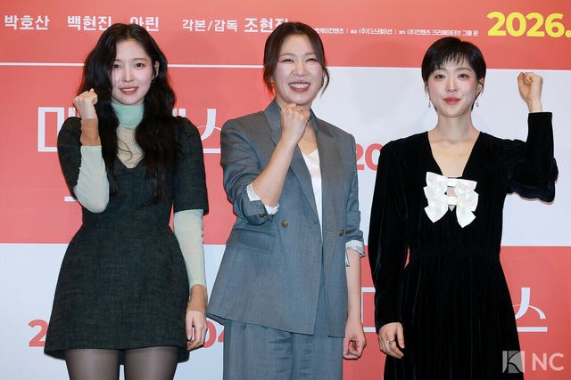 배우 아린, 염혜란, 최성은이 24일 오후 서울 용산구 CGV 용산아이파크몰에서 진행된 영화 ‘매드 댄스 오피스’(감독 조현진) 언론배급시사회 및 기자간담회에서 포즈를 취하고 있다. 사진=김규빈 기자