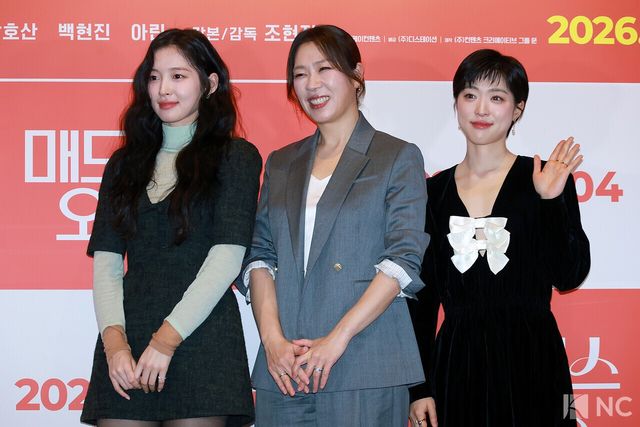 배우 아린, 염혜란, 최성은이 24일 오후 서울 용산구 CGV 용산아이파크몰에서 진행된 영화 ‘매드 댄스 오피스’(감독 조현진) 언론배급시사회 및 기자간담회에서 포즈를 취하고 있다. 사진=김규빈 기자