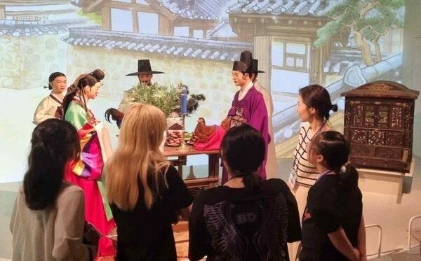 “Museum Teens” education session. Photo by National Folk Museum of Korea.