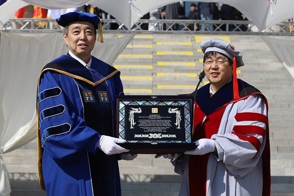 지난 20일 미즈시마 대사(왼쪽)와 장순흥 총장이 학위 수여를 들하고 기념촬영을 하고 있다.사진=부산외대