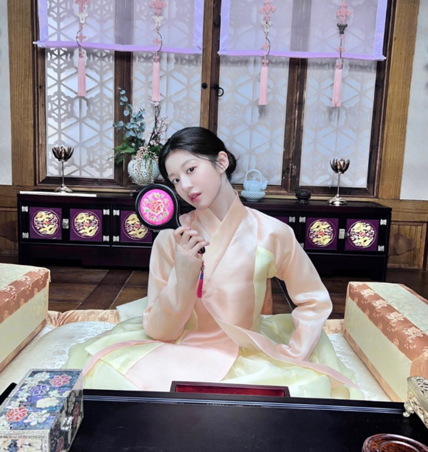 Photo by ‘Alchemy of Souls: Light and Shadow’ Go Youn-jung wearing hanbok.