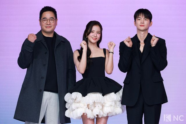 김정식 감독과 가수 겸 배우 지수, 서인국이 26일 오전 서울 종로구 JW 메리어트 동대문 스퀘어에서 진행된 넷플릭스 시리즈 ‘월간 남친’(극본 남궁도영/연출 김정식) 언팩 기자 쇼케이스에서 포즈를 취하고 있다. 사진=김규빈 기자