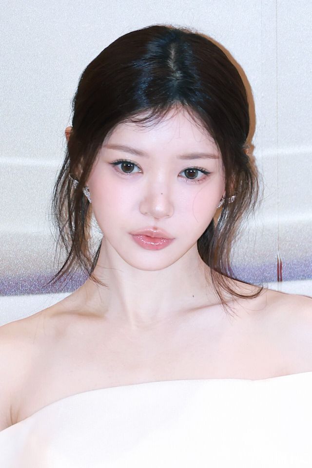 그룹 아일릿(ILLIT) 모카가 26일 오후 서울 강남구 신세계백화점 강남점에서 진행된 한 뷰티 브랜드의 신제품 출시 기념 포토콜에서 포즈를 취하고 있다. 사진=김규빈 기자