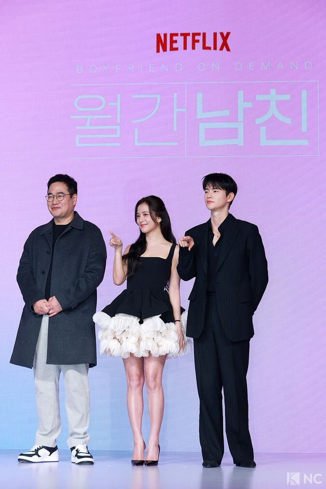 김정식 감독과 가수 겸 배우 지수, 서인국이 26일 오전 서울 종로구 JW 메리어트 동대문 스퀘어에서 진행된 넷플릭스 시리즈 ‘월간 남친’(극본 남궁도영/연출 김정식) 언팩 기자 쇼케이스에서 포즈를 취하고 있다. 사진=김규빈 기자