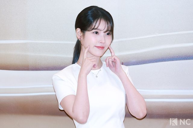 가수 겸 배우 아이유가 26일 오후 서울 강남구 신세계백화점 강남점에서 진행된 한 뷰티 브랜드의 신제품 출시 기념 포토콜에서 포즈를 취하고 있다. 사진=김규빈 기자