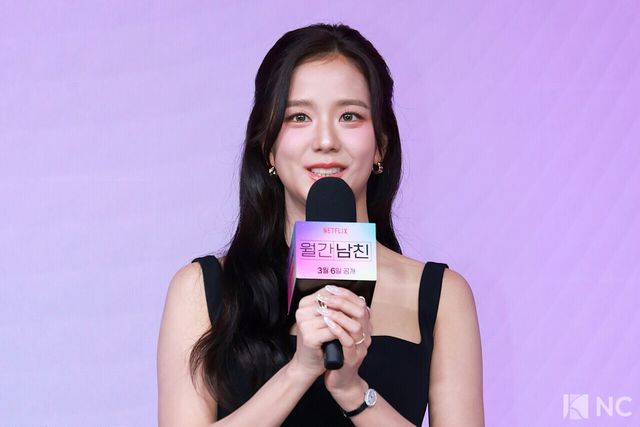 가수 겸 배우 지수가 26일 오전 서울 종로구 JW 메리어트 동대문 스퀘어에서 진행된 넷플릭스 시리즈 ‘월간 남친’(극본 남궁도영/연출 김정식) 언팩 기자 쇼케이스에서 소감을 말하고 있다. 사진=김규빈 기자