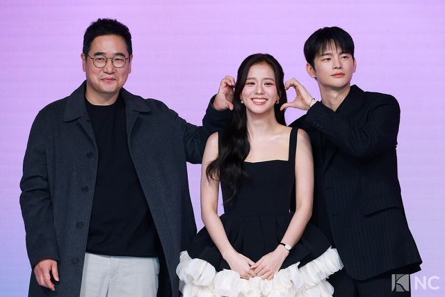 김정식 감독과 가수 겸 배우 지수, 서인국이 26일 오전 서울 종로구 JW 메리어트 동대문 스퀘어에서 진행된 넷플릭스 시리즈 ‘월간 남친’(극본 남궁도영/연출 김정식) 언팩 기자 쇼케이스에서 포즈를 취하고 있다. 사진=김규빈 기자